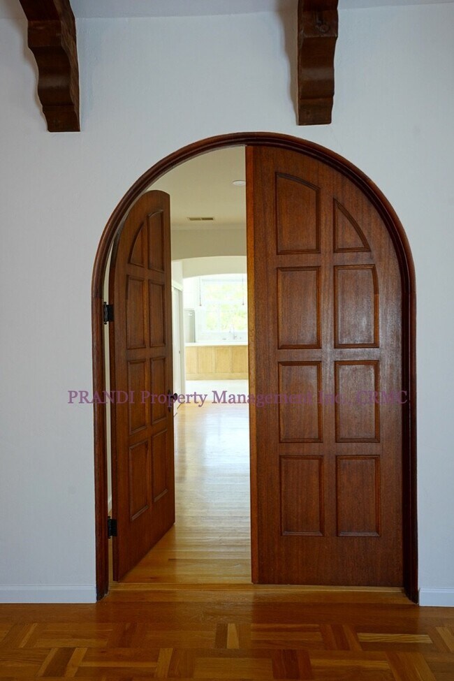 Foto del edificio - "Luxurious 4-Bed, 5.5-Bath Home with Solar...