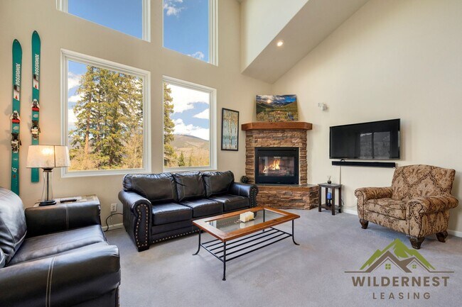 Foto del edificio - Bright and updated 3 bedroom with loft, In Unit Washer & Dryer, Large windows