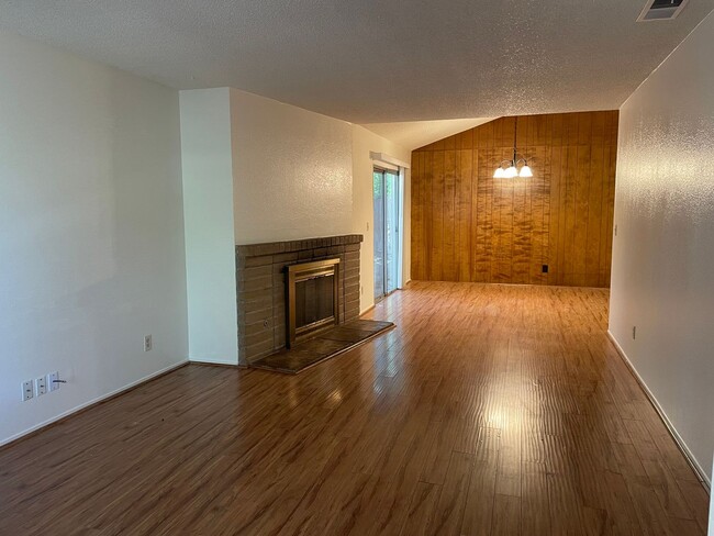 Building Photo - 4830 Suncrest Way