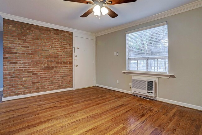 Building Photo - 2643 Greenbriar Dr