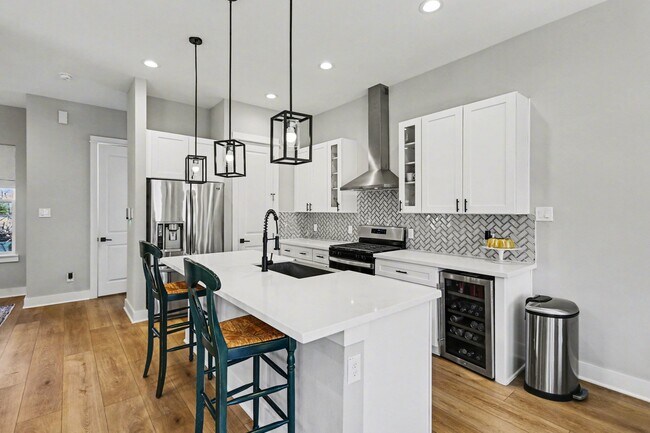 Building Photo - 825 Woodcrest Dr