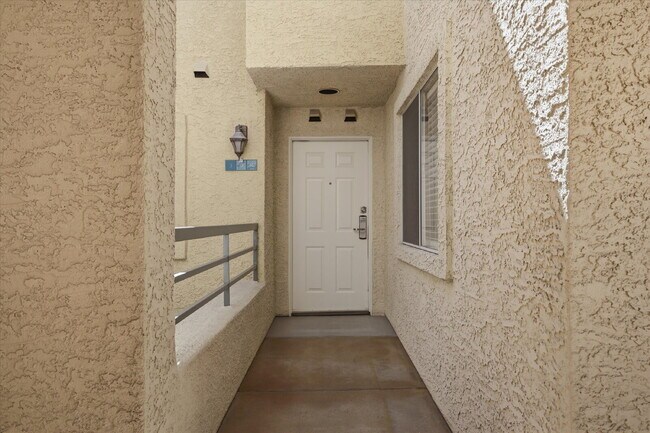 Foto del edificio - Luxury 1-Bedroom Rental in Guard-Gated Meridian – Walk to the Strip!