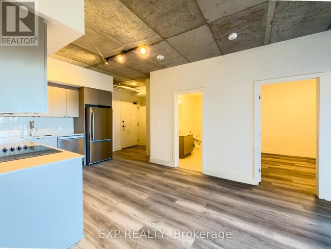 Building Photo - 770 Somerset St W