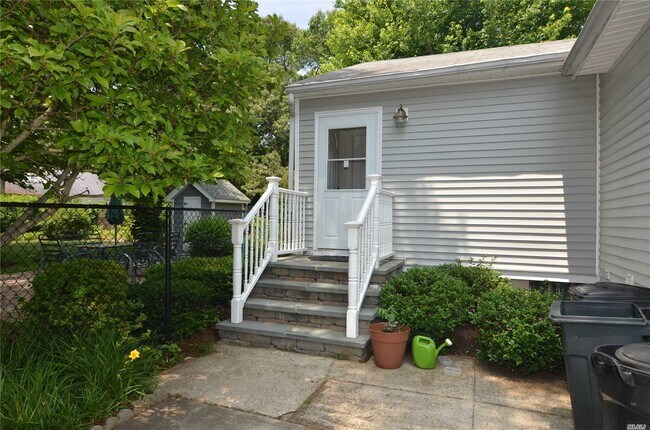 Building Photo - 118 N Evergreen Dr