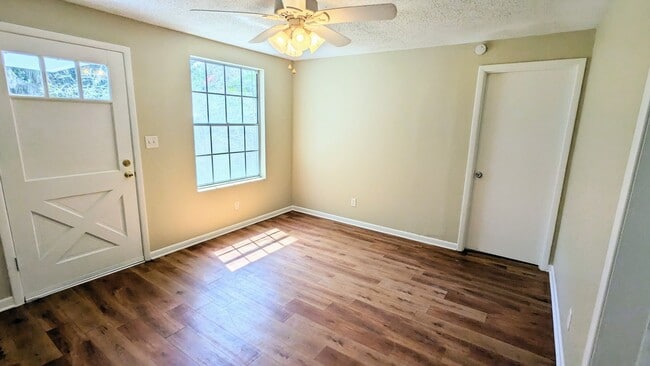 Foto del edificio - 16 E Carver Dr Pensacola.  January Move-in...