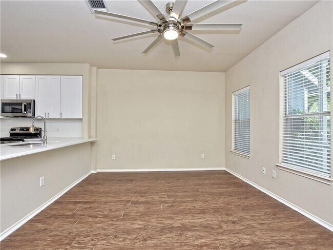 Foto del edificio - 917 E 3rd St