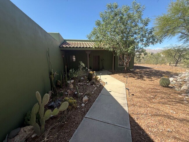 Building Photo - 9731 E Kleindale Rd
