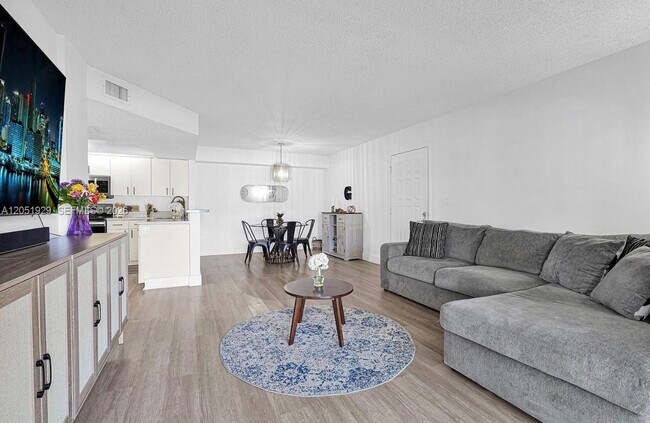 Foto del edificio - 8680 SW 212th St