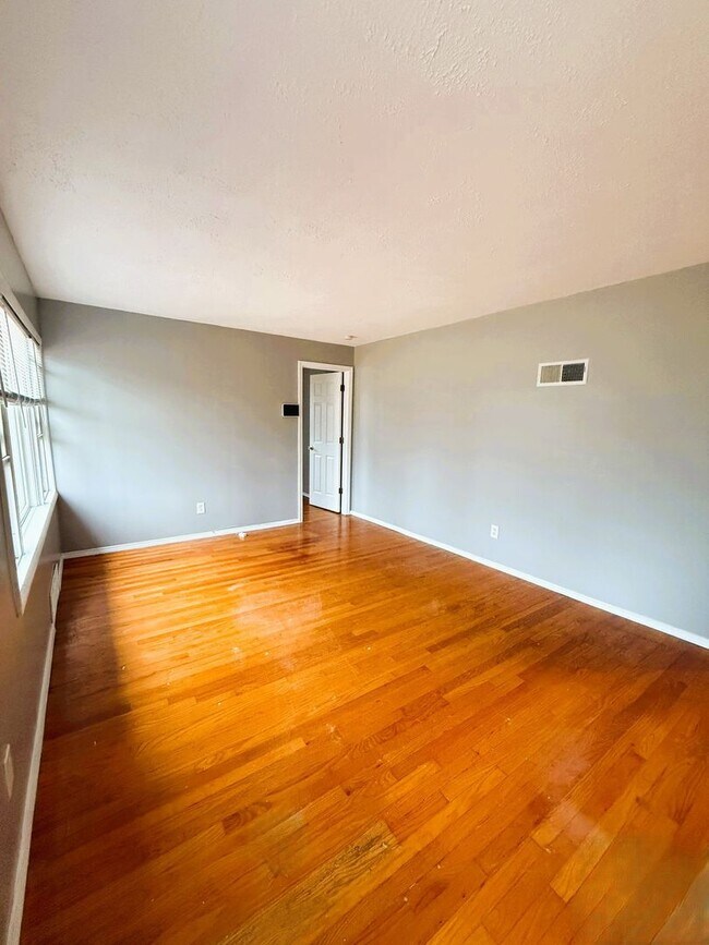 Building Photo - Spacious 3 Bedroom Rental in Florissant - Located on a cul-de-sac!