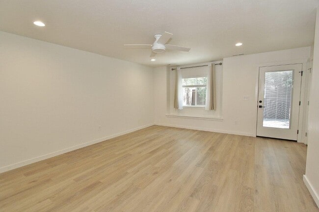 Building Photo - Immaculate Townhouse w/2-Car Garage