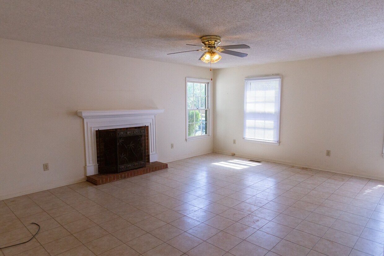Foto principal - Available 3/2 house in Green Acres!