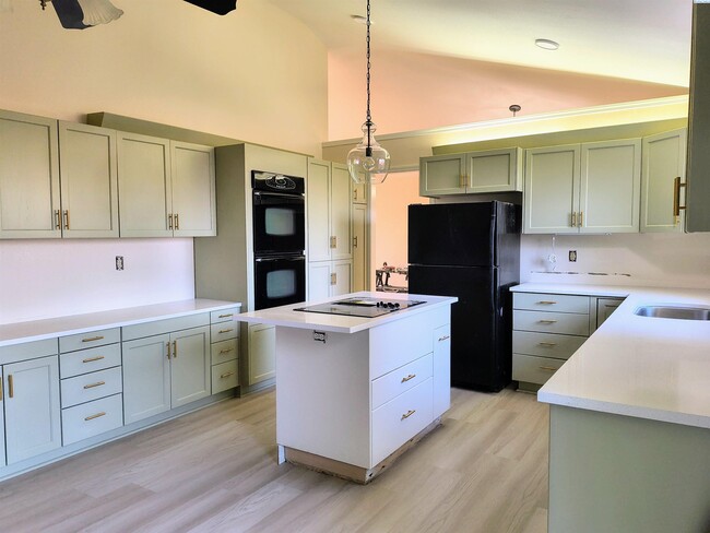 Foto del edificio - New Remodel! 4 Bed, 3 Ba, Deck, Basketball...