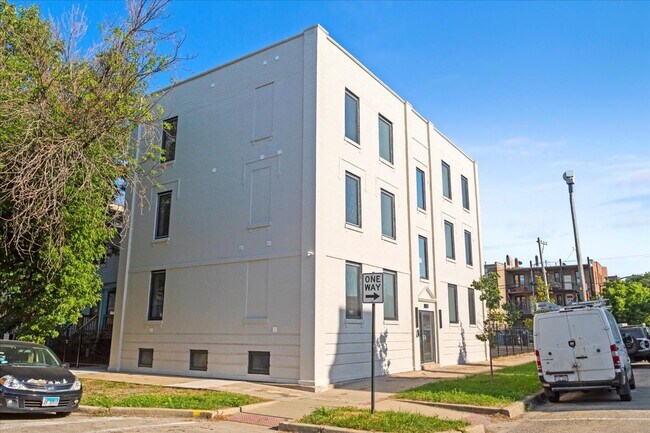 Foto del edificio - 2023 N Drake Ave