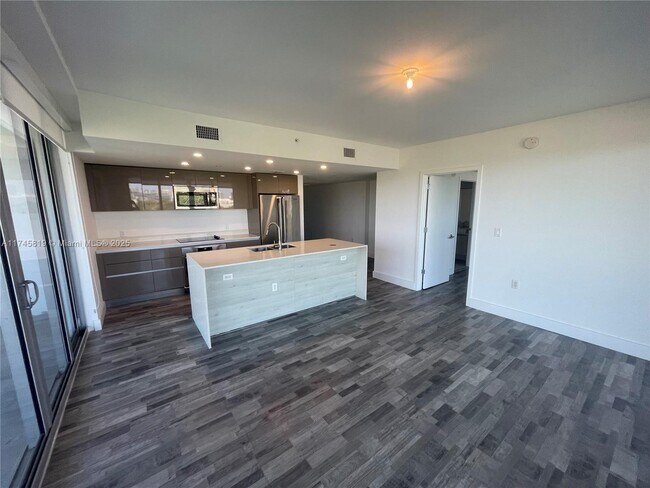Foto del edificio - 13800 Highland Dr