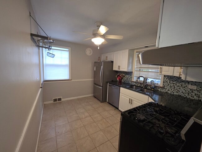 Building Photo - 10763 S Longwood Dr