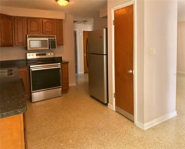 Building Photo - 2054 Broadway Ave