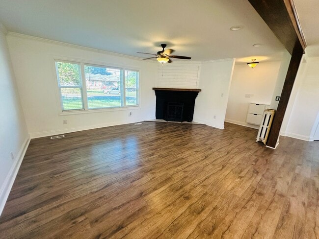 Foto del edificio - Urban setting w/ incredible fenced in back yard. 3 bed/2bath + detached office building