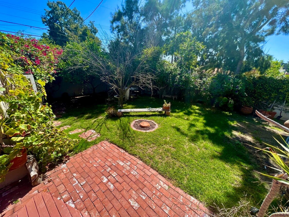 HUGH PRIVATE BACKYARD W 14' FENCE - 2441 10th St