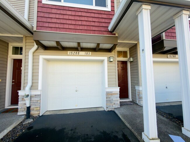 Foto del edificio - Gorgeous Tri-Level Condo at Progress Ridge — Lake Views!