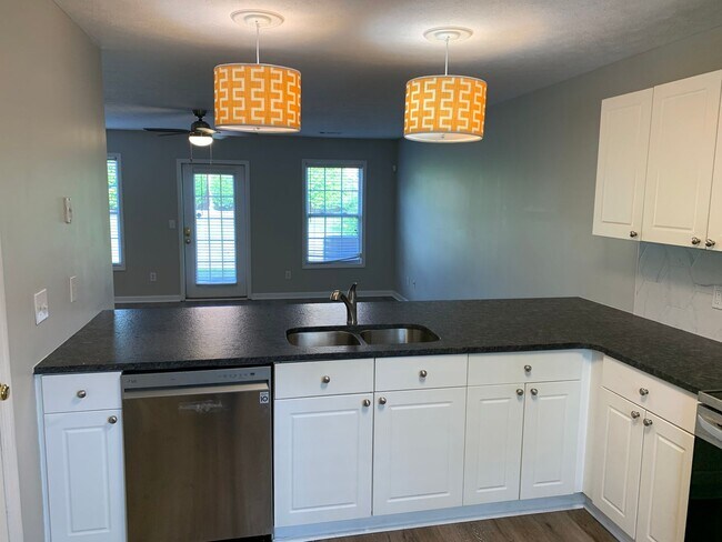 Foto del edificio - Donahue Crossing Townhome