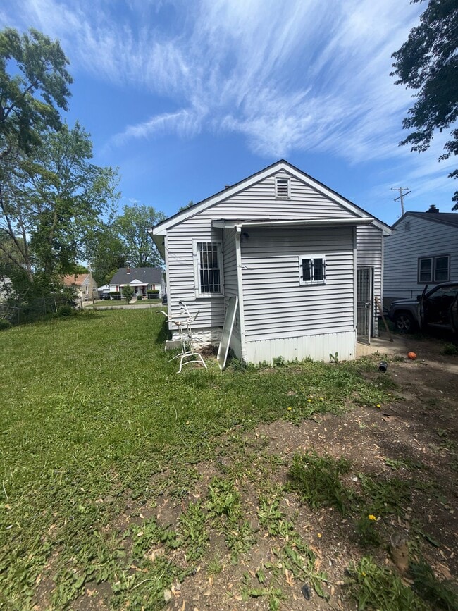 Building Photo - 805 Waldman Ave