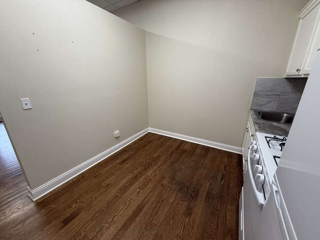 Building Photo - 2144 Clarence Ave