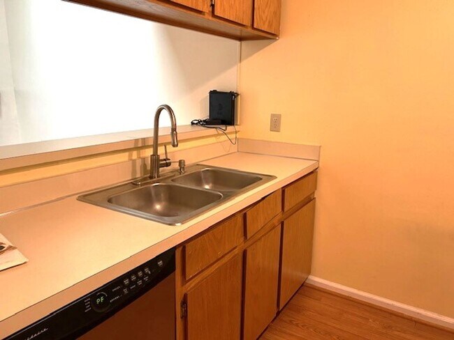 Foto del edificio - Two Bedroom 2 Bath Townhome