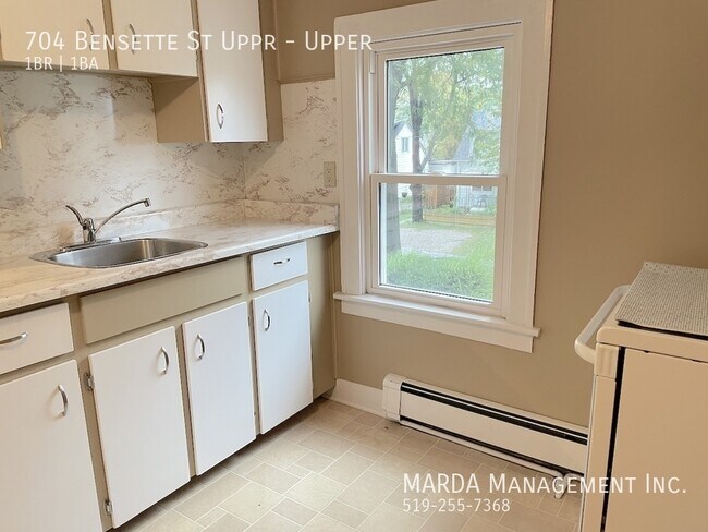 Photo du bâtiment - SPACIOUS 1+1 BED/1 BATH UPPER APT + HYDRO!