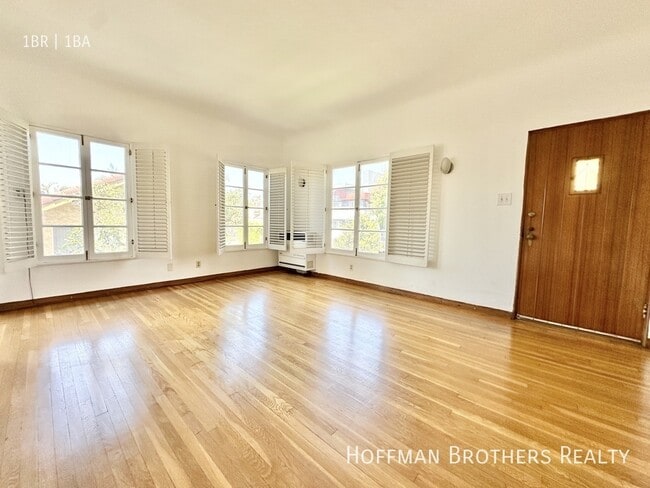 Building Photo - 5044 Rosewood Ave