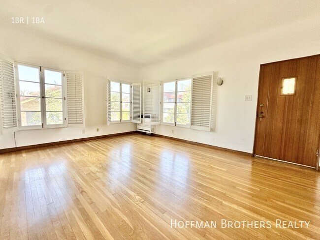 Foto del edificio - 5044 Rosewood Ave