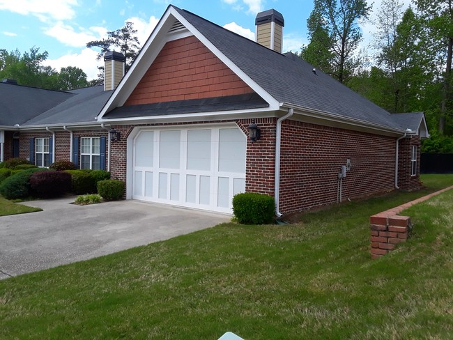 Building Photo - 2560 Rosehill Cir