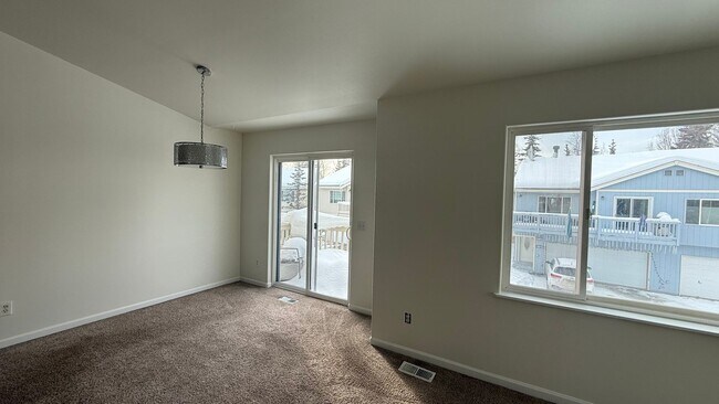 Foto del edificio - Lovely west Facing 3 Bed, 2 Bath, 2 Car Garage Townhouse!  Available now!