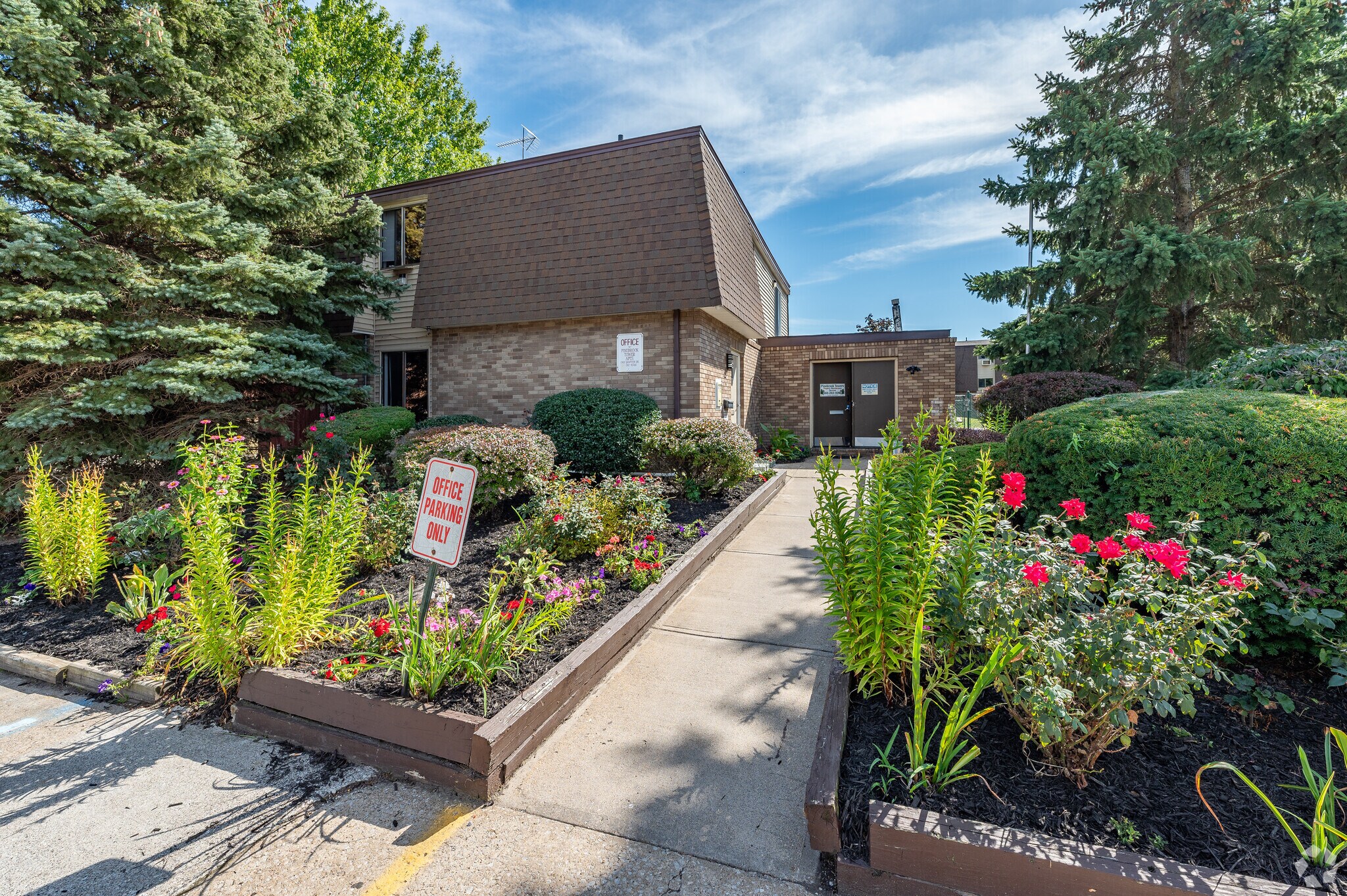 Pinebrook Tower Apartments – photo 2