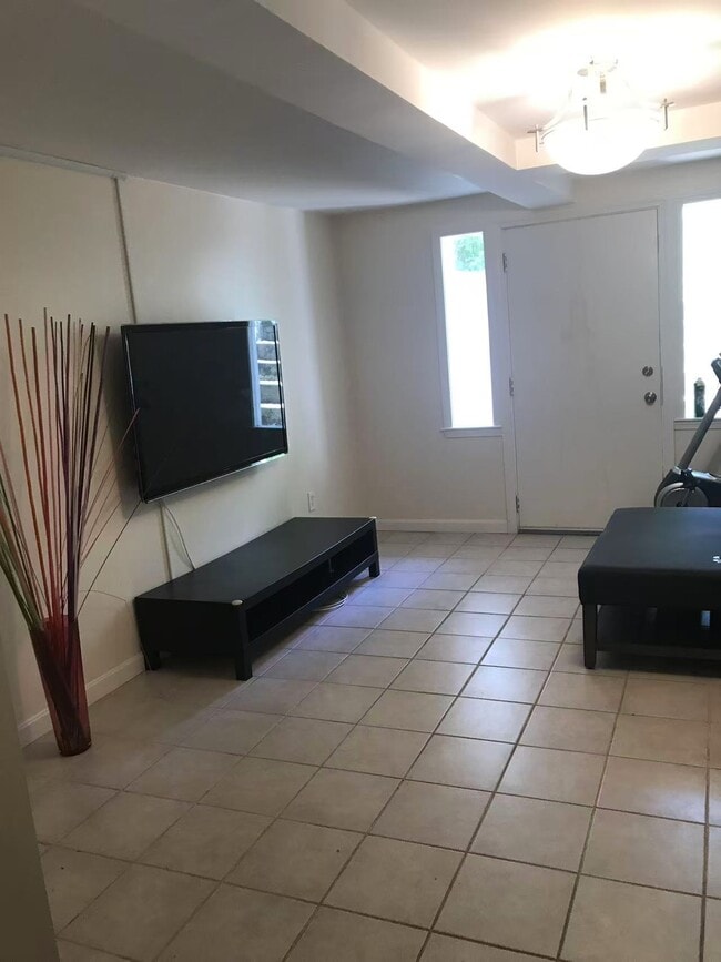 Living space in lower floor - 6 Talbot St