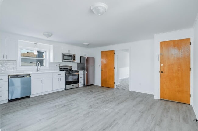 Building Photo - 33 E 42nd St