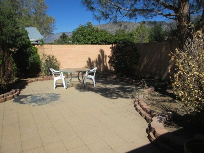 Building Photo - Nice 3 bedroom 2 bath located in Northeast Foothills on Cul De Sac St.