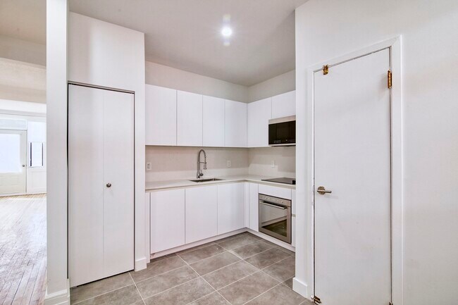 Building Photo - 6885-6891 Rue Sherbrooke