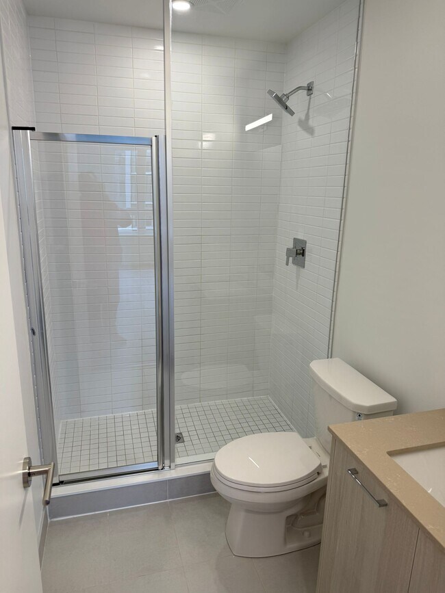 Photo du bâtiment - For Lease – Spacious 2 Bedroom + Den Condo in Oakville