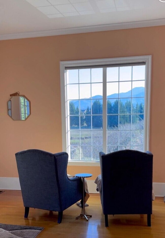 Building Photo - One of a kind furnished apartment on Creek...