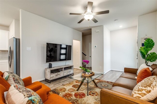 Building Photo - 1512 Lakeline Oak Dr