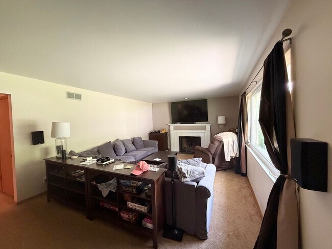 Foto del edificio - 241 Croswell Rd