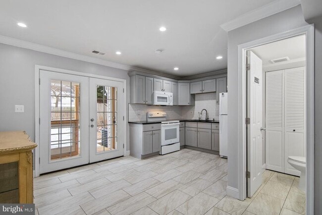 Building Photo - 9838 Town Ln