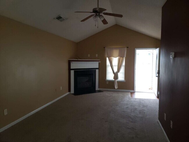 Foto del edificio - Single Family Home with Fireplace in McDonough - Built 2004