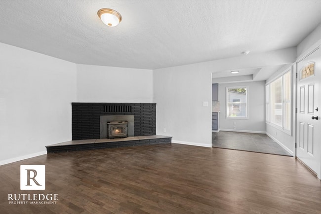 Building Photo - NEWLY REMODELED 3 bedroom home in Medford!