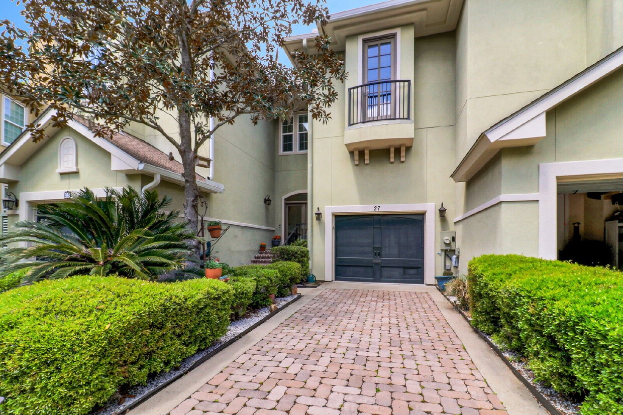 Primary Photo - 3 Bedroom Townhouse W/ Sunset Water Views!