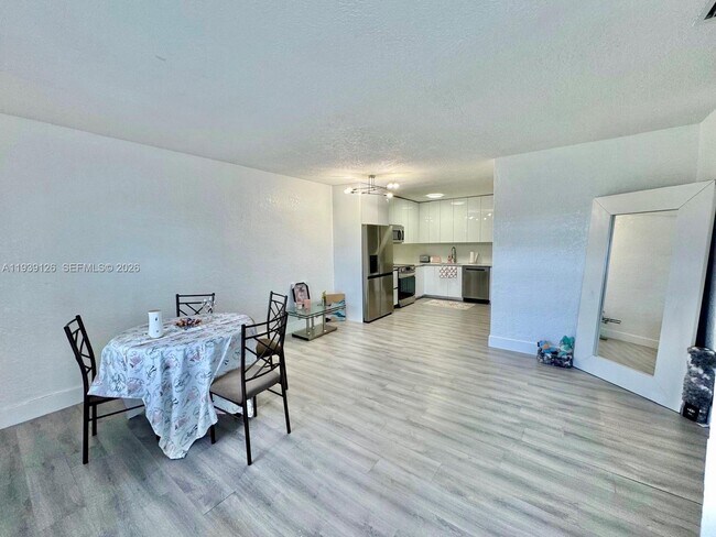 Foto del edificio - 19122 NW 36th Ave