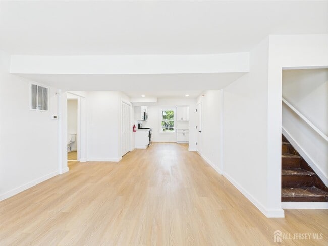 Building Photo - 10 W Railroad Ave