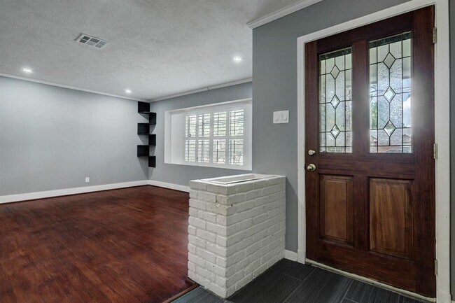 Foto del edificio - 7151 Edgemoor Dr