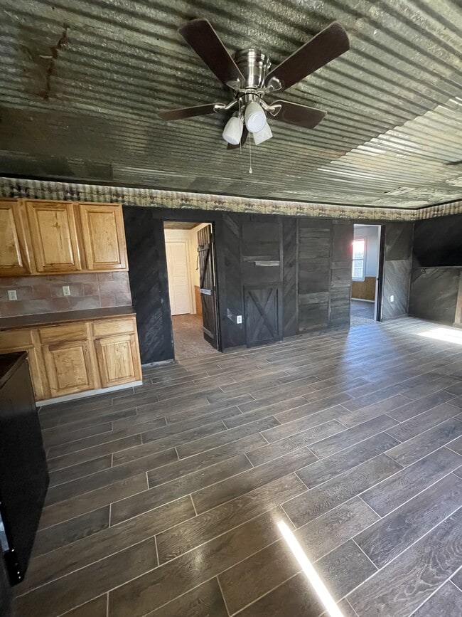 Building Photo - 401 E Krebs Ave