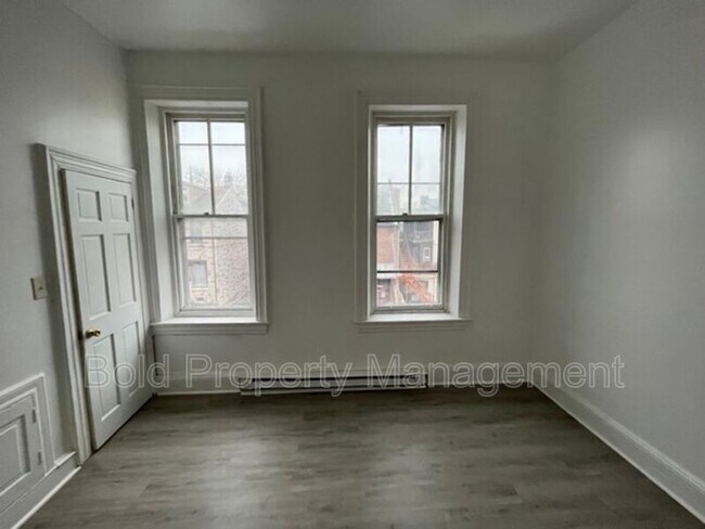 Building Photo - 409 Walnut St